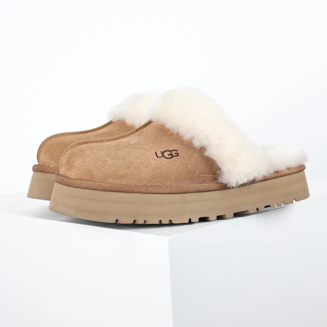 Pick up locally 💰520, the core recommendation is good price UGG Coquette three-layer thickened lazy slippers, popular Xiaohongshu style, Henan Longfeng leather production, sheepskin and wool integration, top quality in the market, 2-3 cm cashmere insole, keeping warm in winter, suitable for home use. In the new year, uug launched a style series, which is partially geared towards the preferences of young consumers, and has also been at the forefront of fashion trends. Shoe body material, water-repellent coated suede upper 17mm UGGPURE™ implanted wool insole Lightweight non-slip comfortable rubber outsole With brand LOGO Trademark Comes with full packaging Size: 35 36 37 38 39 40